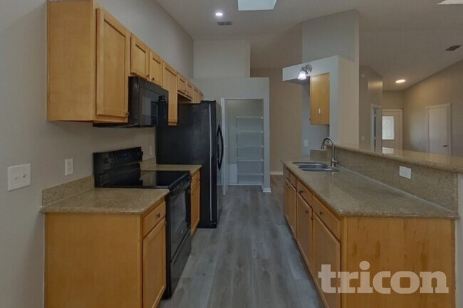 Foto del edificio - 12124 Roundham Ln N