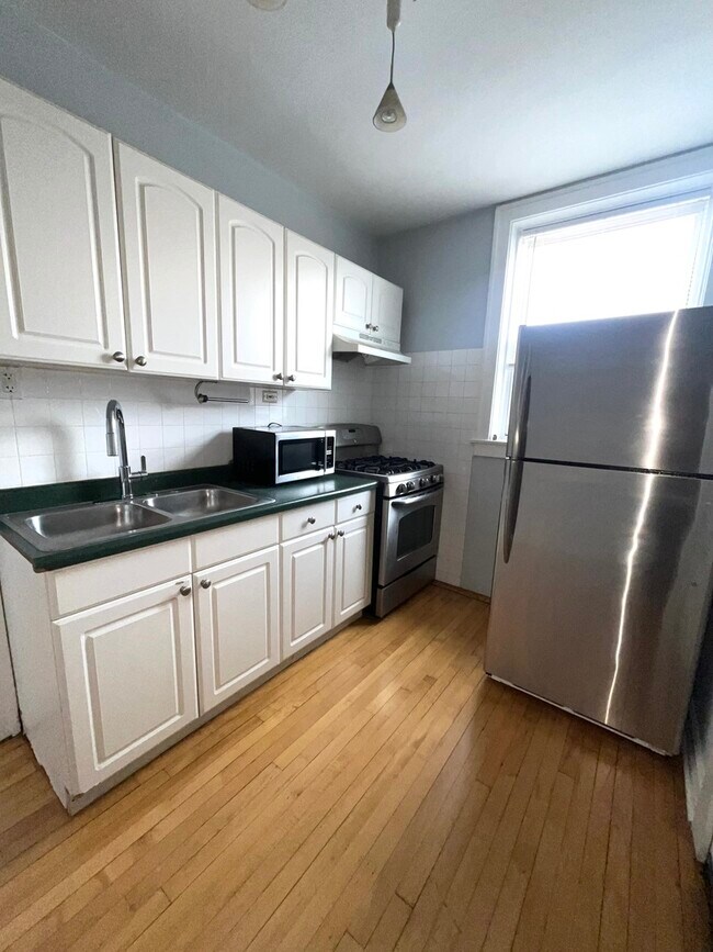 Foto del edificio - 5852 W Higgins Ave