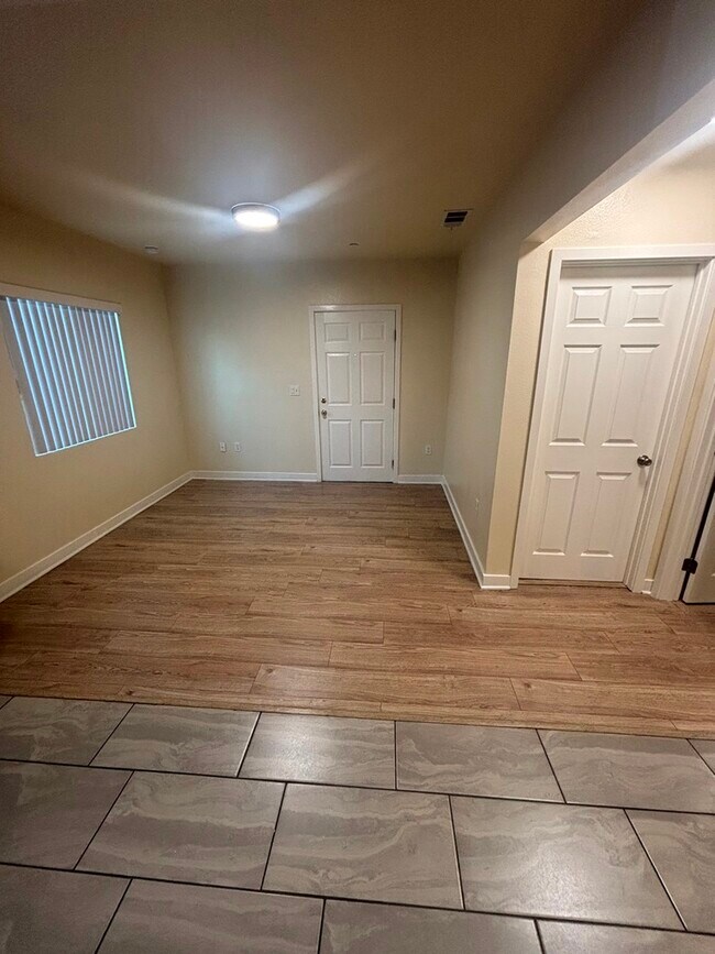 Building Photo - 329 1/2 E Gage Ave