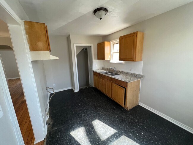 Building Photo - 3 Bed 1 Bath bungalow with basement on eas...