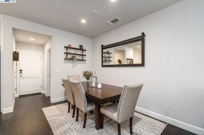 Building Photo - 588 Sandalwood Dr