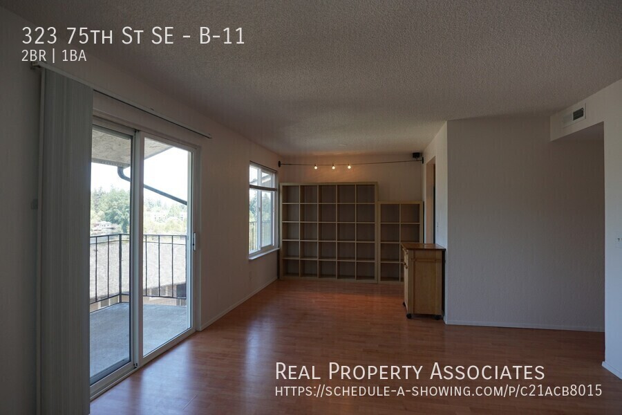 Foto principal - Spacious and Bright 2 Bedroom Condo with L...