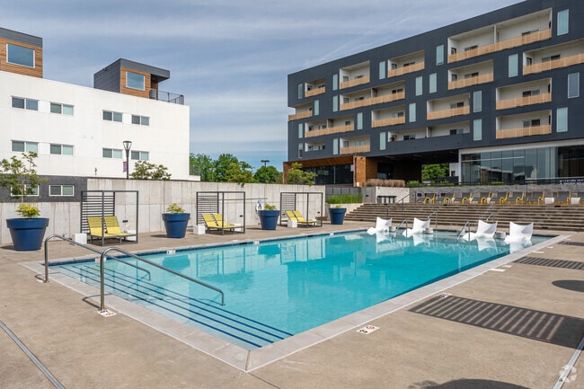 Uptown Fayetteville - Terraza con piscina estilo resort - Uptown Fayetteville