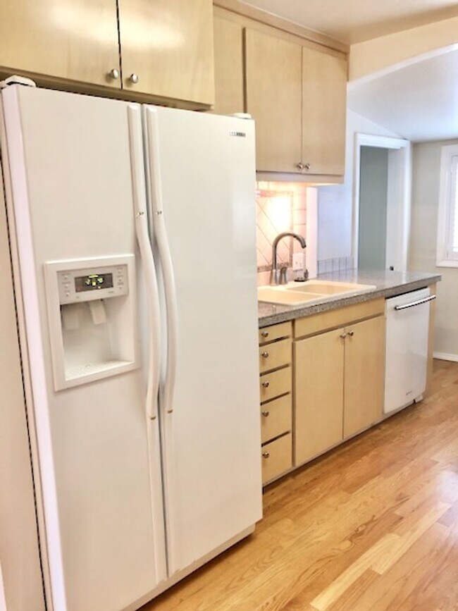 Building Photo - 3 Bedroom Single Family Home With Views!