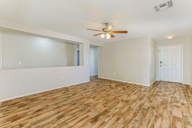 Building Photo - 2337 E Palm Beach Dr