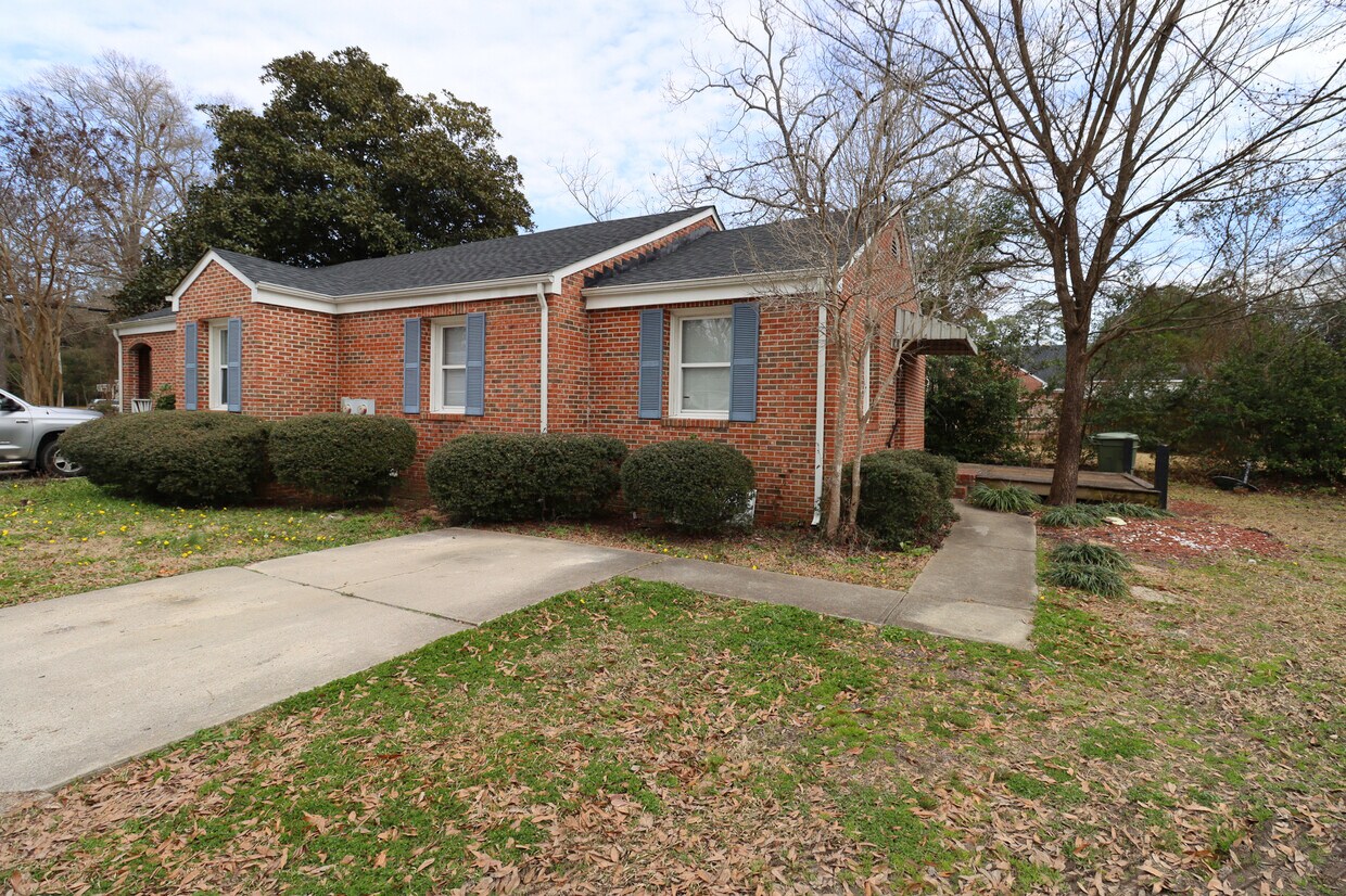 621 Laurens St Unit B, Camden, SC 29020 Apartments in Camden, SC