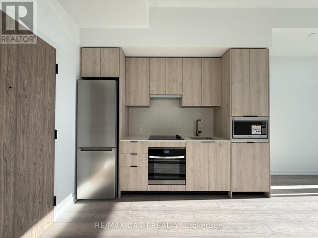 Building Photo - 1007 The Queensway