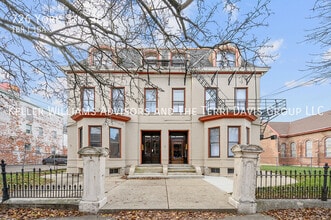 Building Photo - 726 York St