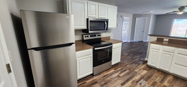 Kitchen - 730 E North St