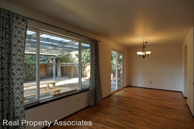 Building Photo - 4 br, 2 bath House - 4106 NE 19th St
