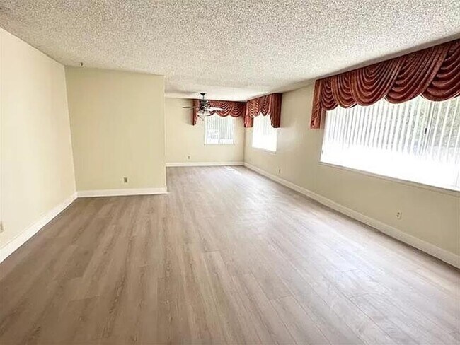 Building Photo - charmingly updated home