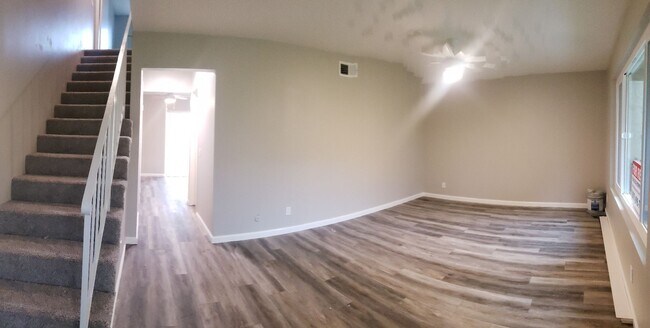 Building Photo - Bright Newly Renovated Townhome