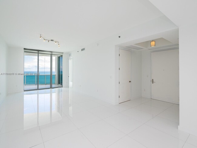 Foto del edificio - 15901 Collins Ave