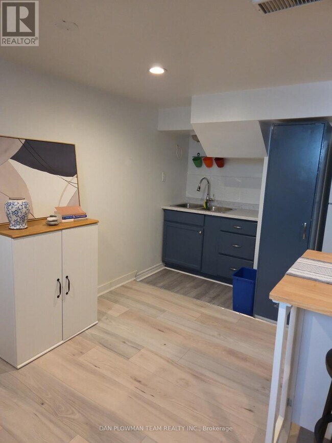 Photo du bâtiment - 131 Central Park Blvd N