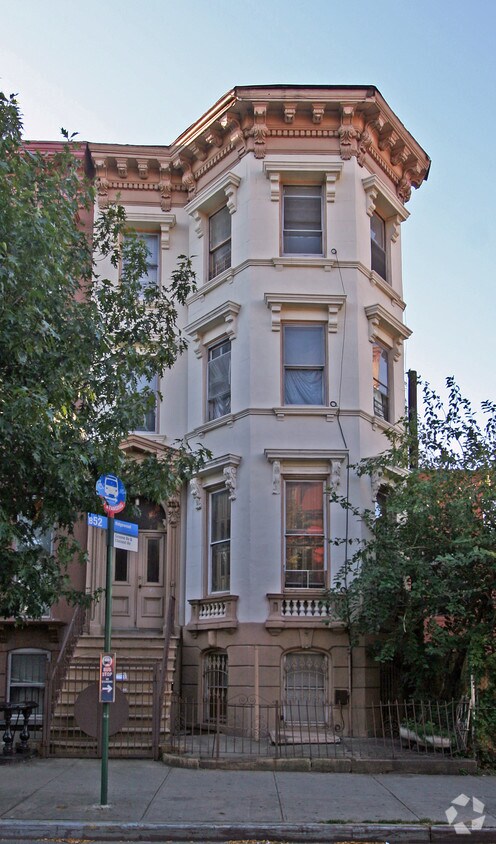Primary Photo - 290 Greene Ave
