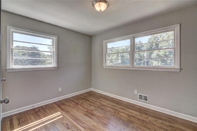Foto del edificio - 2804 Zane Grey Dr SE