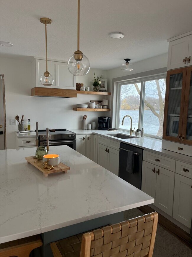 Foto del edificio - Charming 2BR+ Loft Lake House in Maple Lake