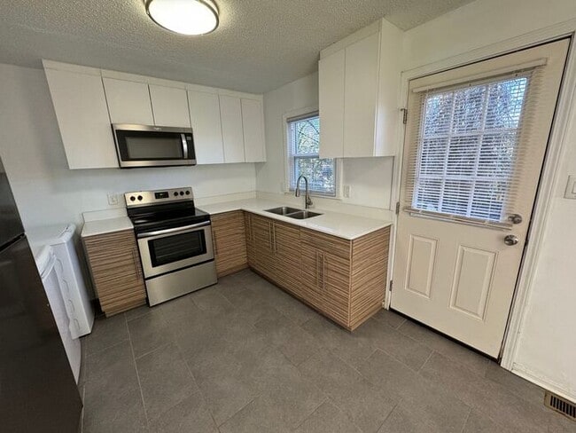 Building Photo - Adorable 2 Bed 1 Bath Town Home at Lupton Flats