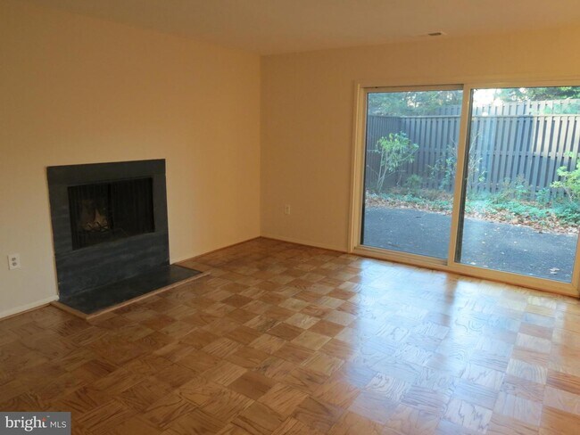 Building Photo - 1727 Ivy Oak Square