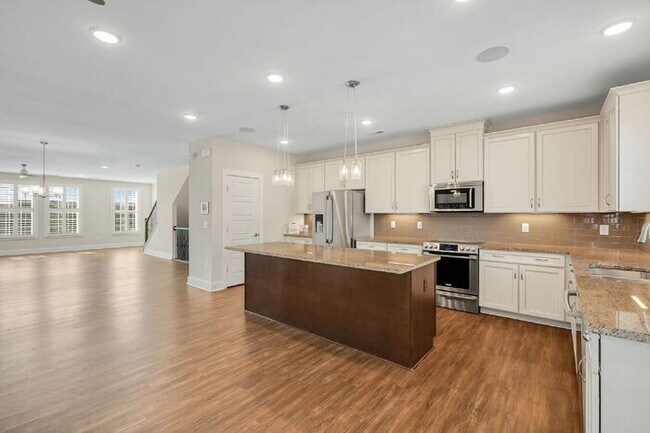 Foto del edificio - Spacious 3 Bedroom Condo with 1-Car Garage in Henrico – Available August 1st – $2,695/mo