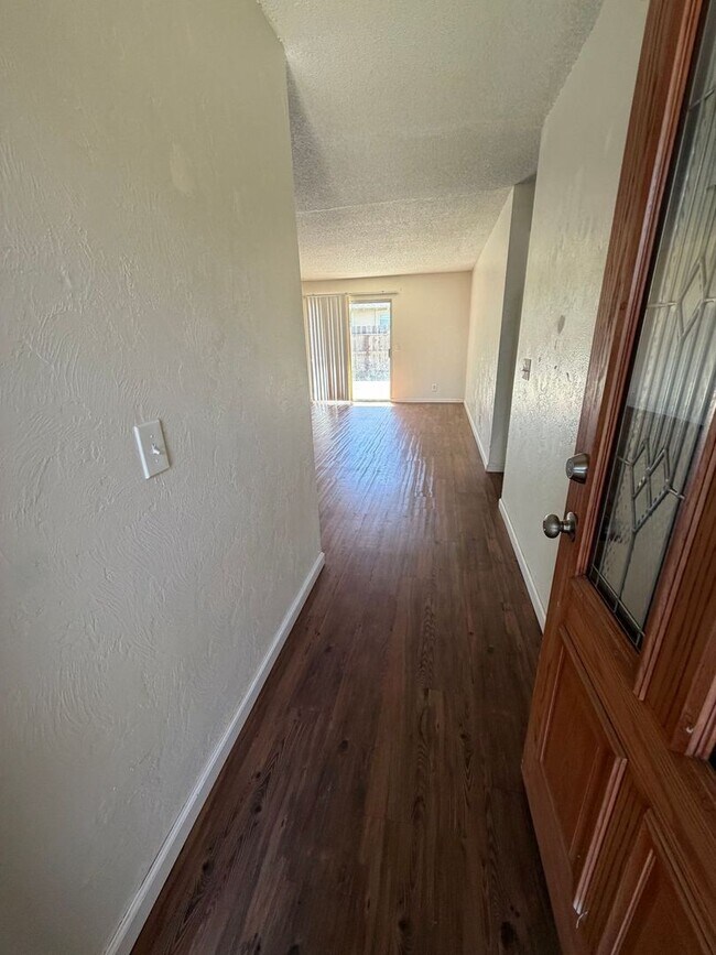 Building Photo - 1006
