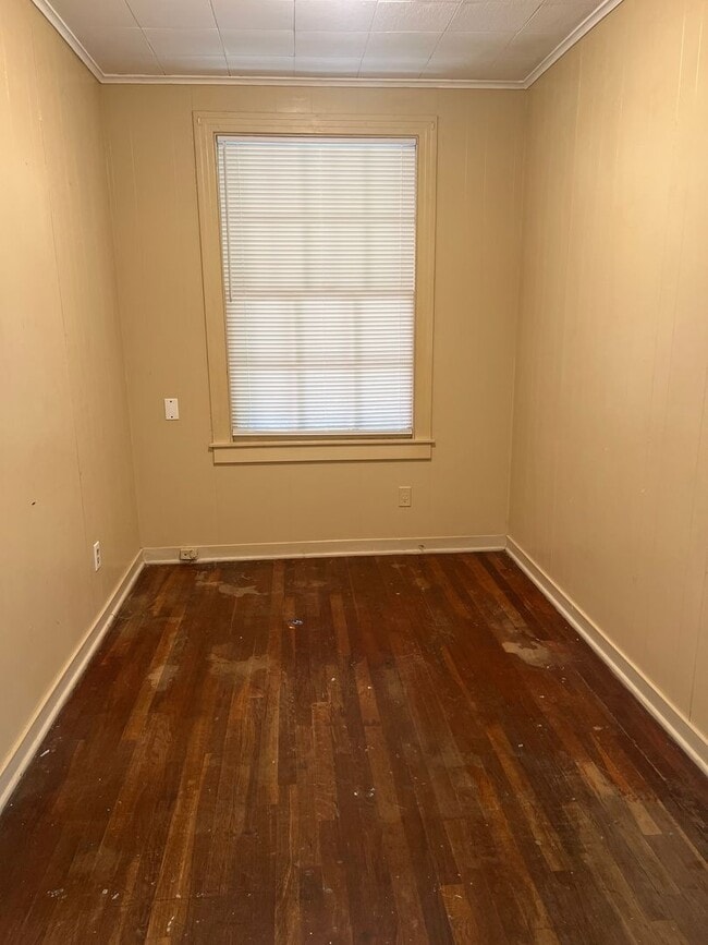 Building Photo - 1 bedroom 1 bath Duplex for lease