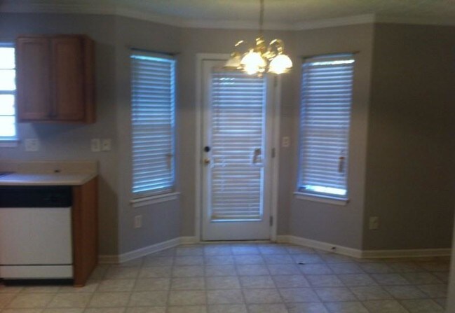 Building Photo - 146 Springbottom Dr SE