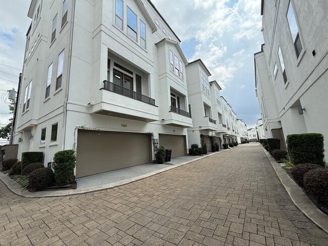 Building Photo - 5469 Larkin St