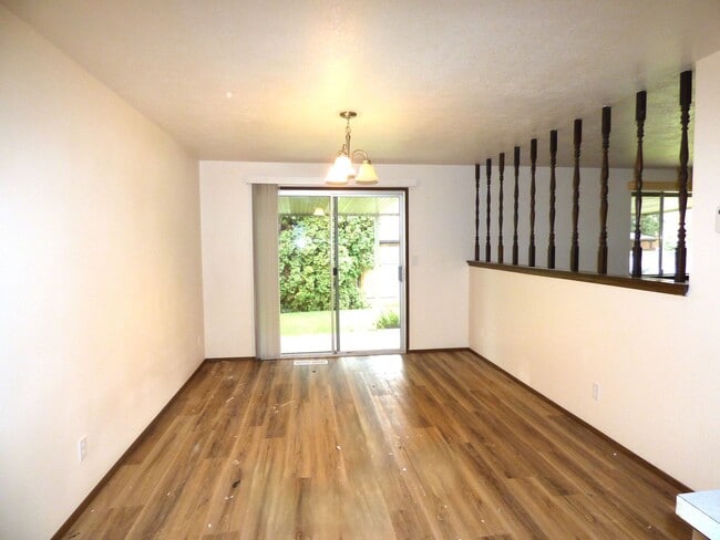 Building Photo - Rent Special!! 1/2 Off March Rent!