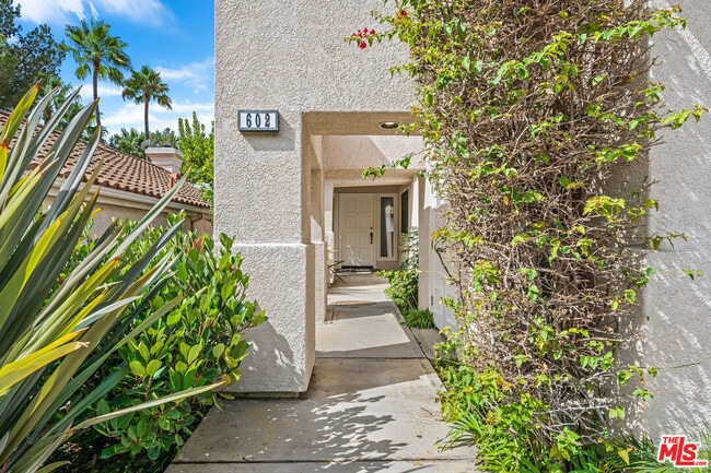 Building Photo - 602 Palisades Dr