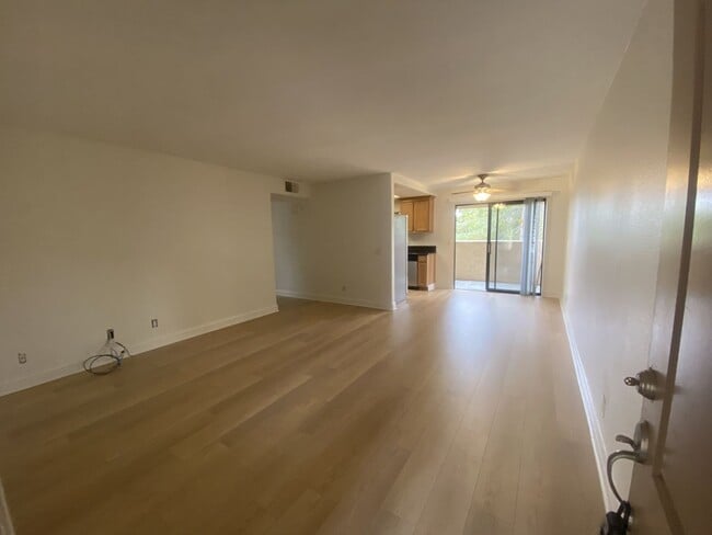 Building Photo - 2 Bedroom, 2 Bath, Downstairs Condo!