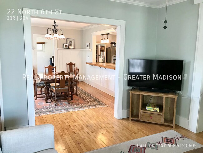 Foto del edificio - Updated 3 bedroom plus Den house near East...