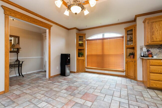 Foto del edificio - 4 Bedrooms 3 bathrooms, OFFICE 2 living rooms, and 2 car garage