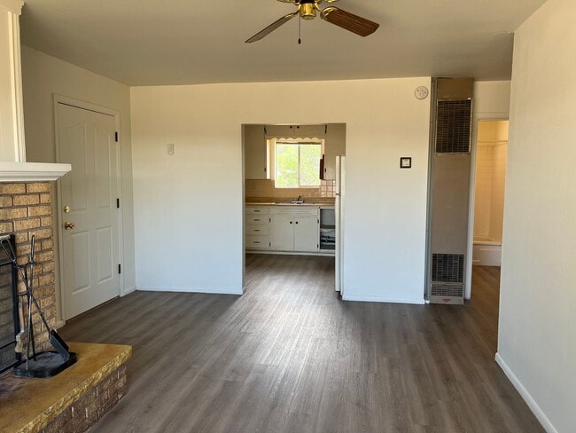 Building Photo - 2bed/1 bath duplex unit