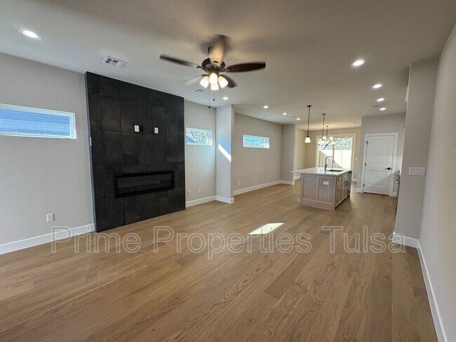 Building Photo - 1102 E Delmar Pl