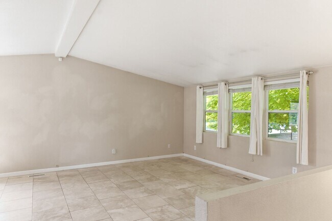 Foto del edificio - Spacious and versatile 6-bedroom, 2-bath split-level home