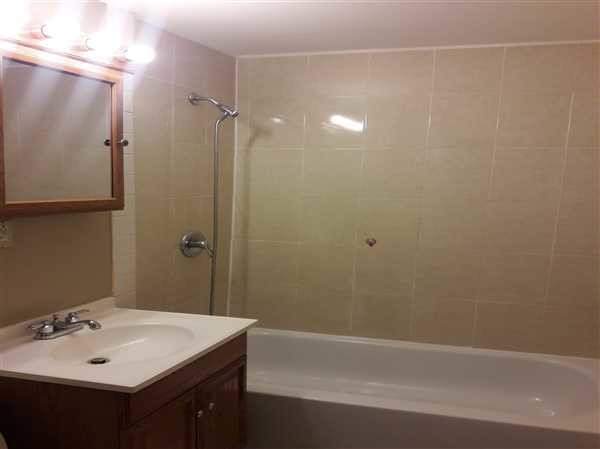 Building Photo - Well maintained first floor apartment