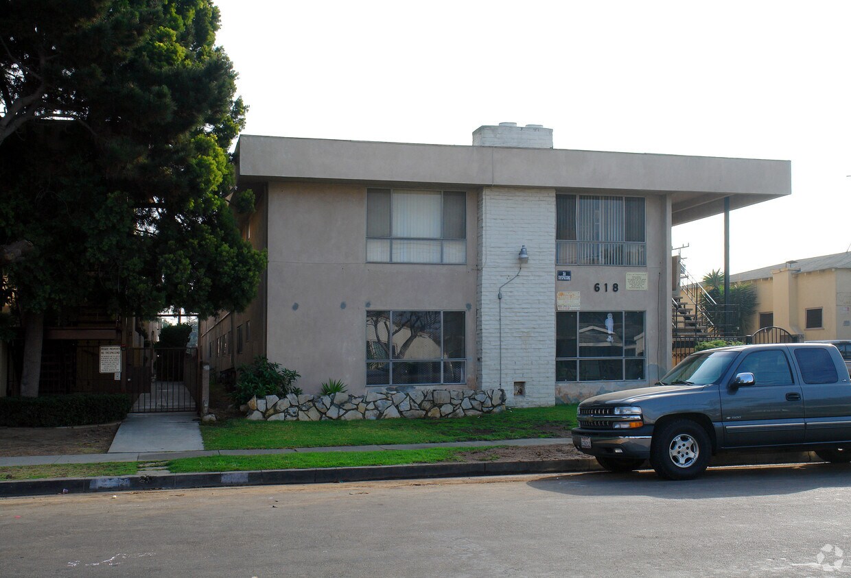Building Photo - 618 S Walnut Ave