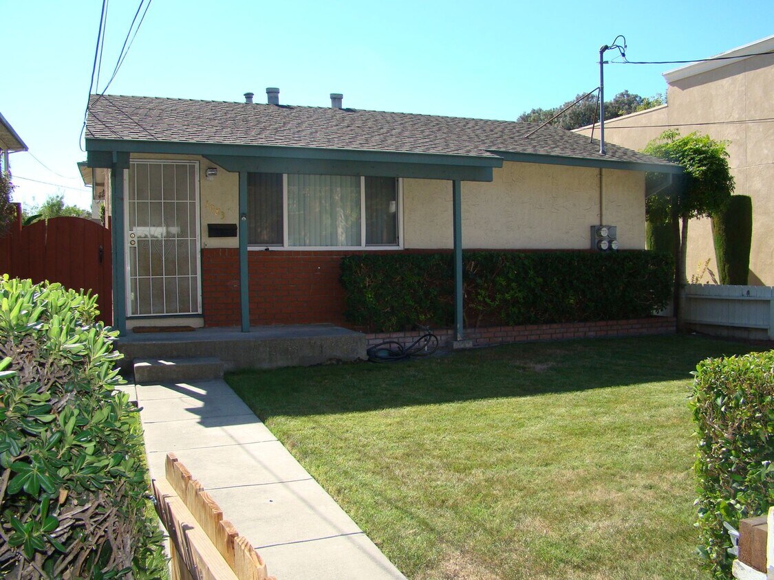 Primary Photo - Single family 2 bedroom 1 bath, washer/dry...