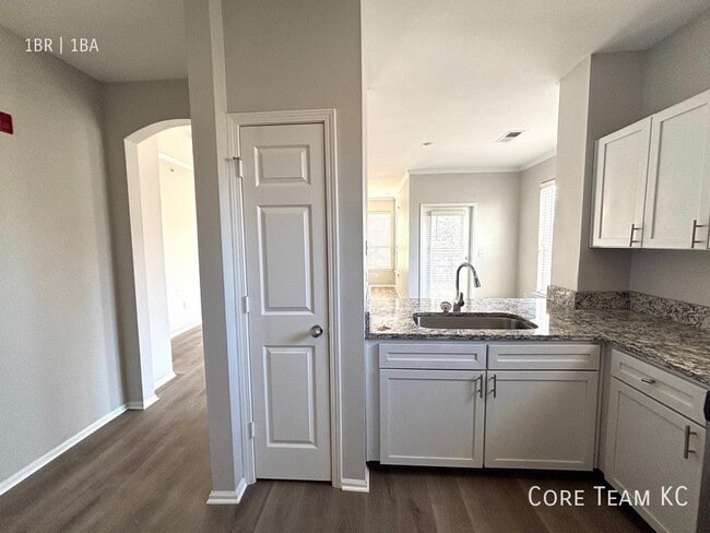 Building Photo - 701 Westport Rd