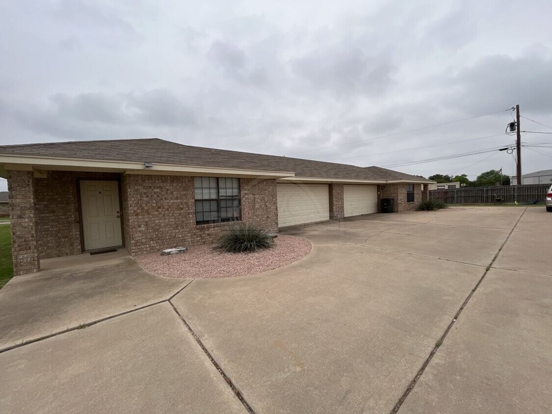 Primary Photo - 909 McDaniel Circle, Killeen