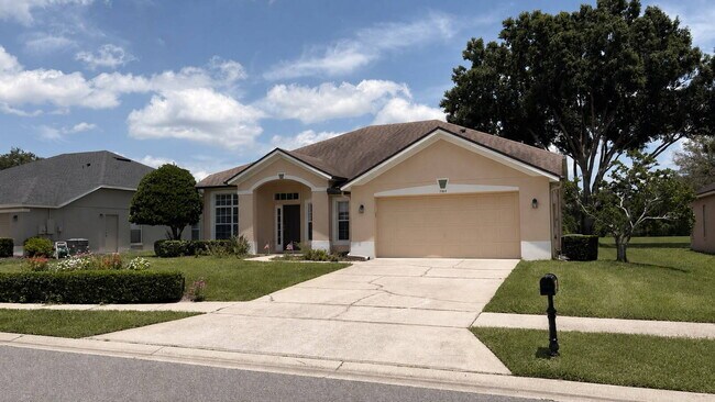 Building Photo - "Stunning 4-Bedroom Lake View Home in Oviedo – Spacious 2,132 Sq Ft Retreat!"