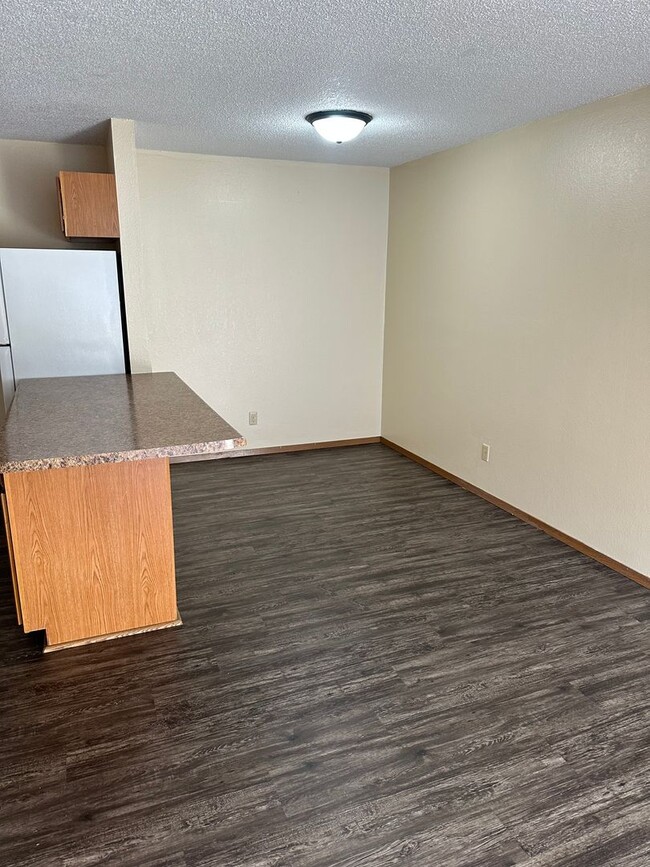 Building Photo - Four Bedroom Apartment