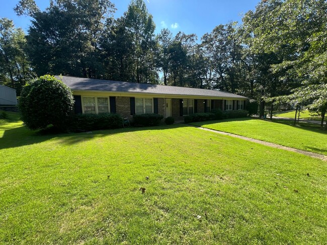 Building Photo - 3 bedroom 2 bathroom single level home in ...