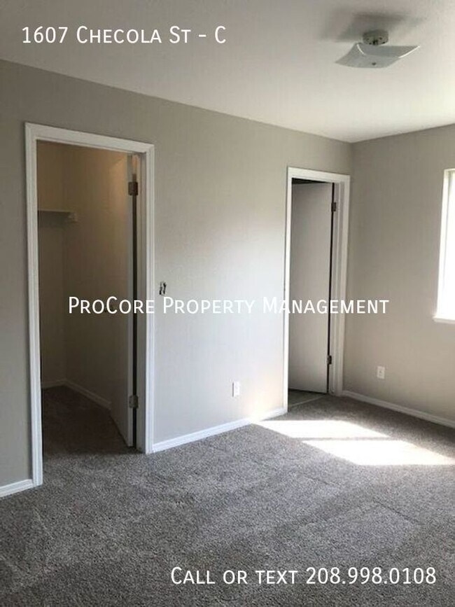 Building Photo - Move-In Ready Upper Unit: 3 Bedrooms, 2 Ba...