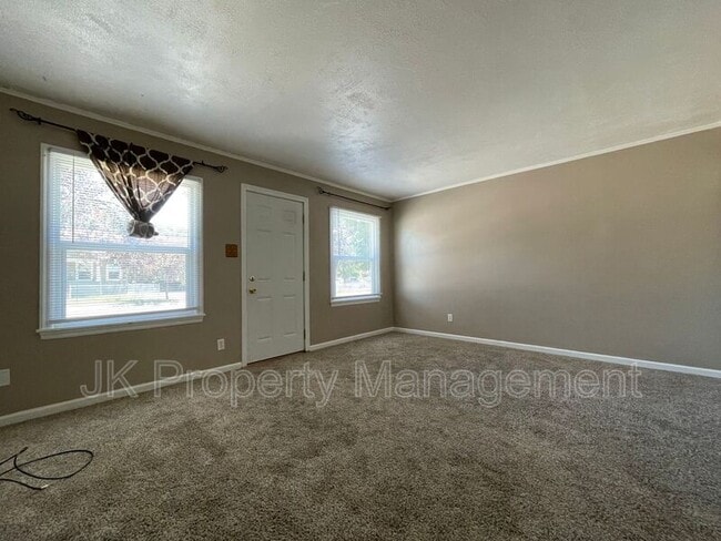 Building Photo - 208 9th St N