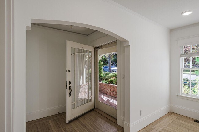 Foto del edificio - Charming Burlingame Home, 2 Bedroom / 1 Ba...