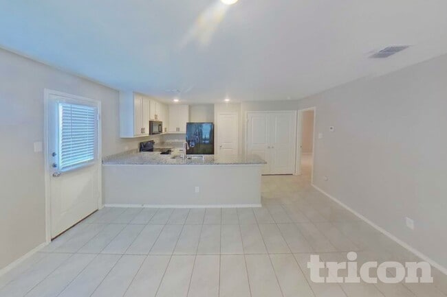 Building Photo - 6445 Middlebury Dr
