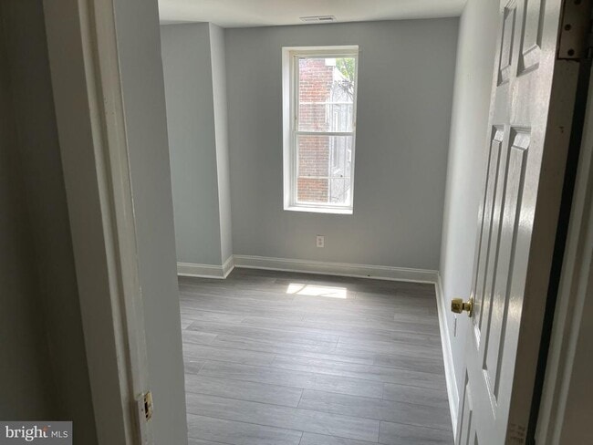 Building Photo - 1004 S 52nd St