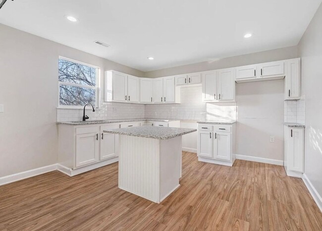 Foto del edificio - Elegant 3 Bedroom Home with First-Floor Laundry and Modern Style